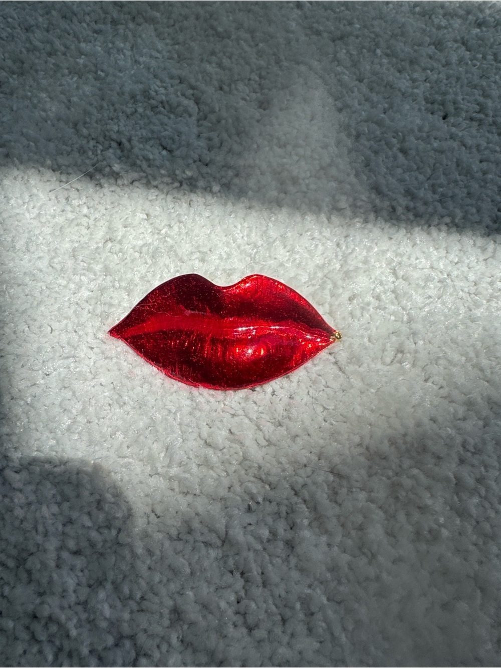 Vintage red lip 👄 enamel brooch